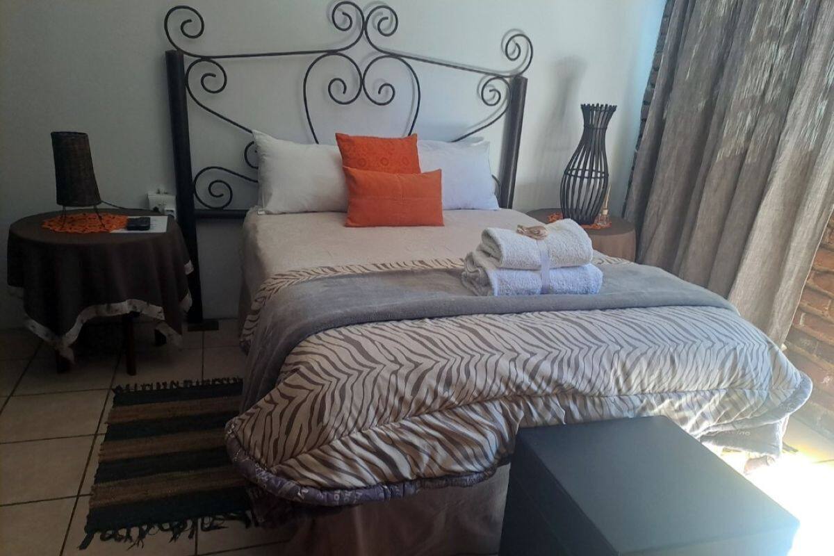 Basic Single Room | Desk, iron/ironing board, free WiFi