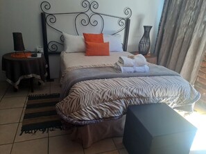 Basic Single Room - SUN DOWN LODGE & CONFERENCE (Maletswai)