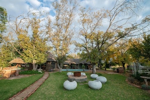 Outdoor pool - SUN DOWN LODGE & CONFERENCE (Maletswai)