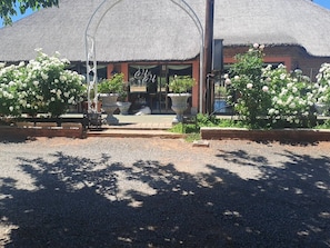 Property grounds - SUN DOWN LODGE & CONFERENCE (Maletswai)