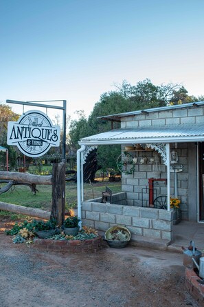 Exterior - SUN DOWN LODGE & CONFERENCE (Maletswai)