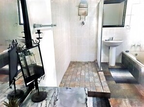 Economy Quadruple Room | Bathroom - SUN DOWN LODGE & CONFERENCE (Maletswai)