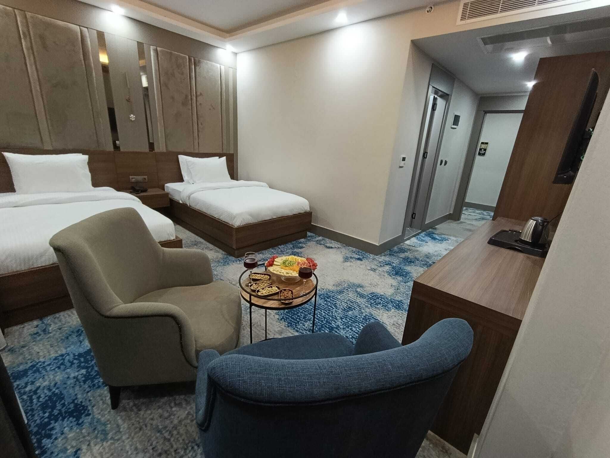 Chambre classique avec lits jumeaux | Bureau, espace de travail pour ordinateurs portables