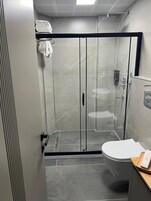 Classic Twin Room | Bathroom | Free toiletries, hair dryer, towels, soap