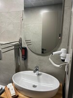 Classic Twin Room | Bathroom | Free toiletries, hair dryer, towels, soap