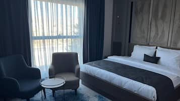 Classic Twin Room | Meja, ruang kerja komputer riba, seterika/papan seterika, Wi-fi percuma