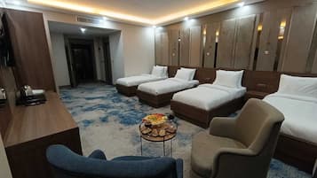 Neljän hengen classic-huone | Työpöytä, kannettavalle tietokoneelle sopiva työtila