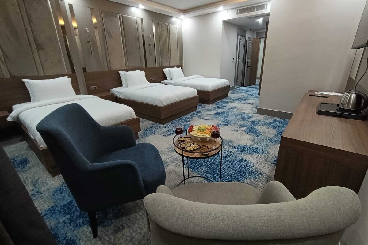 Chambre triple classique | Bureau, espace de travail pour ordinateurs portables