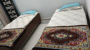 Classic dubbelrum eller tvåbäddsrum | Värdeförvaringsskåp på rummet, skrivbord och strykjärn/strykbräda