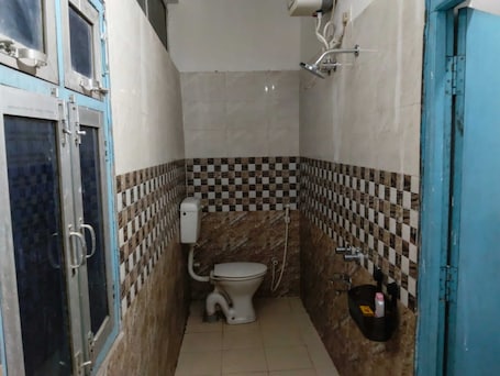 Shower, towels, soap. Hotel Vasu