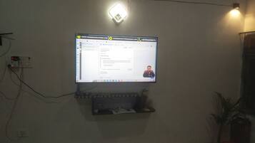 Coffres-forts dans les chambres, bureau, fer et planche à repasser