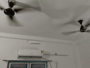 Összecsukható ágy/pótágy (felár ellenében) és ágynemű