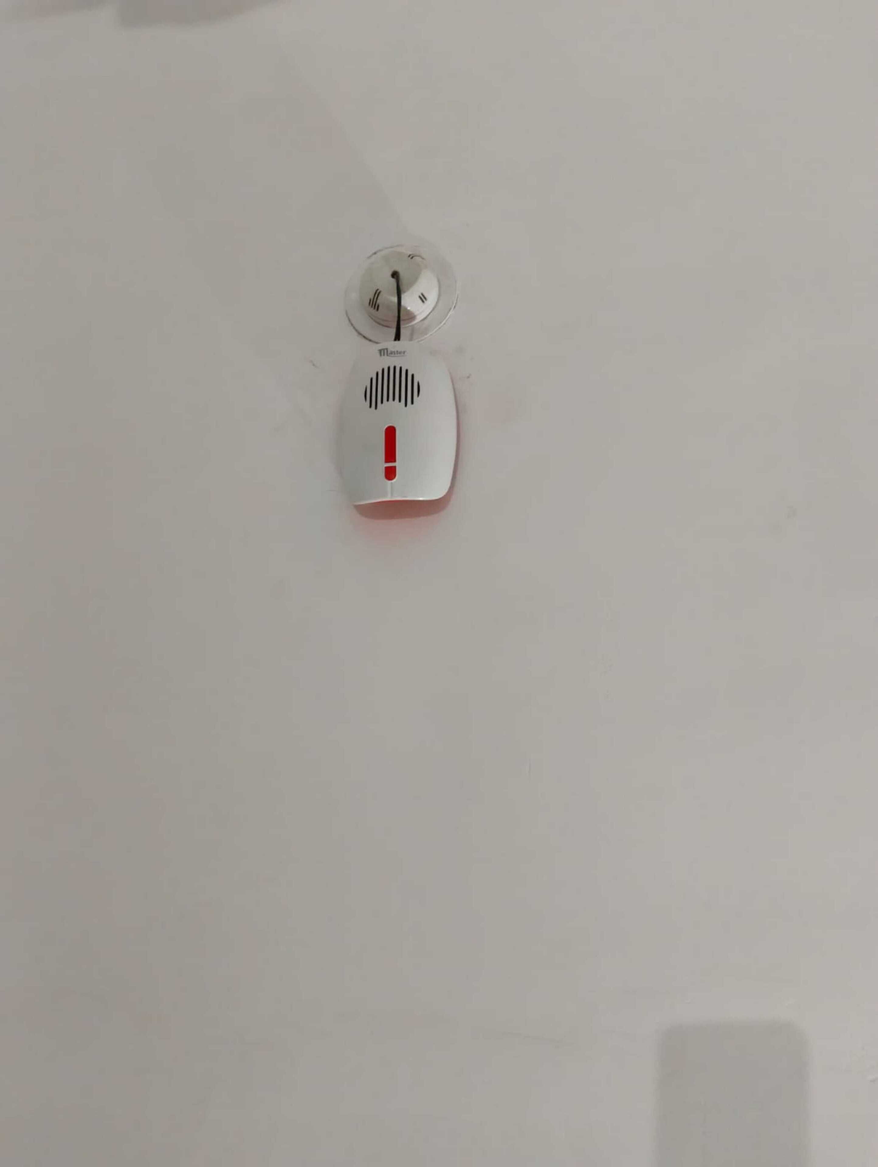 Een rookmelder aan de muur.