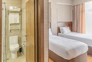 Ducha, secador de pelo, toallas, papel higiénico