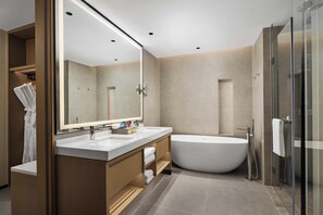 Suite Deluxe, 1 llit de matrimoni gran | Bany | Articles de tocador gratuïts, assecador de cabells i barnussos 