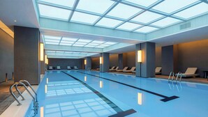 Una piscina amb sostre de claror, gandules i un disseny modern.