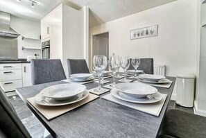 Dining - WhiskAwayHomes - Walkers Lane - Family Home (Worcestershire)