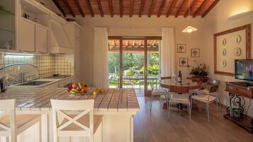 Frigorifero, forno, piano cottura, lavastoviglie