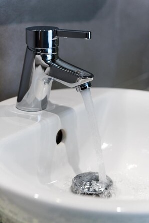 Habitación cuádruple familiar, bañera de hidromasaje | Baño | Ducha, secador de pelo, zapatillas y toallas