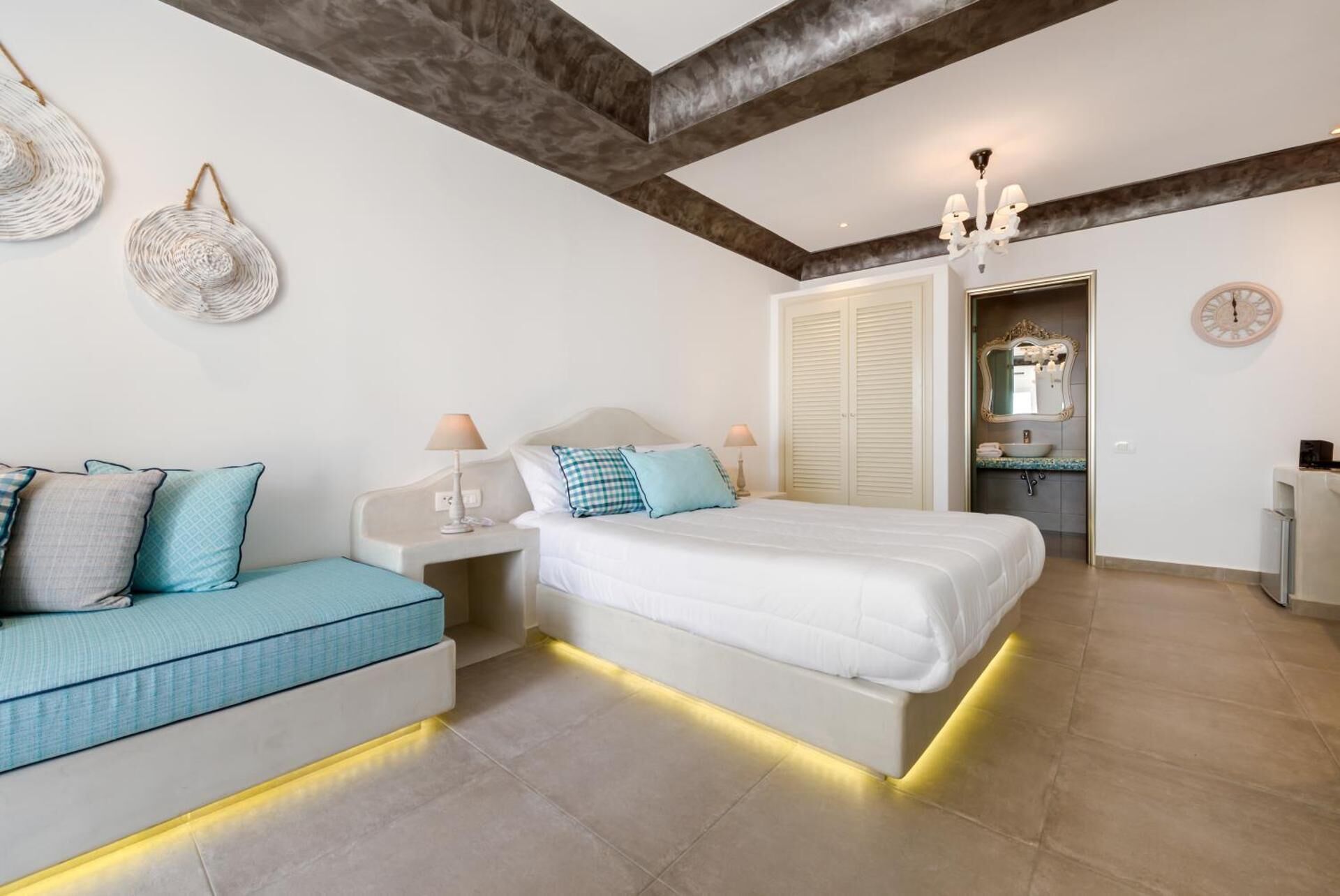 Coffres-forts dans les chambres, fer et planche à repasser