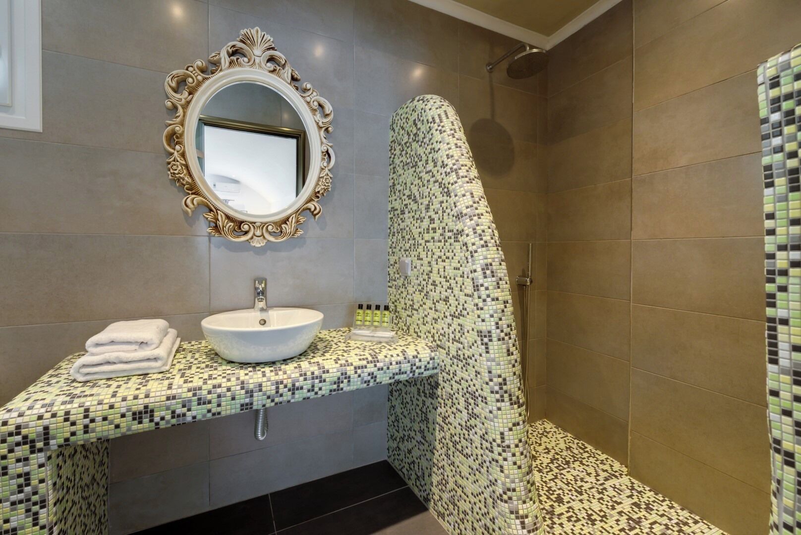 Habitación cuádruple familiar, bañera de hidromasaje | Baño | Ducha, secador de pelo, zapatillas y toallas