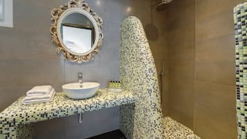 Habitación cuádruple familiar, bañera de hidromasaje | Baño | Ducha, secador de pelo, zapatillas y toallas