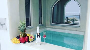 Habitación triple junior, hidromasaje | Terraza o patio