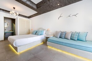 Caja de seguridad en la habitación y tabla de planchar con plancha 