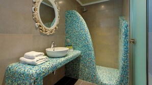 Ein Badezimmer mit Waschbecken, Spiegel und Dusche.