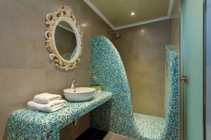 Ducha, secador de pelo, pantuflas, toallas