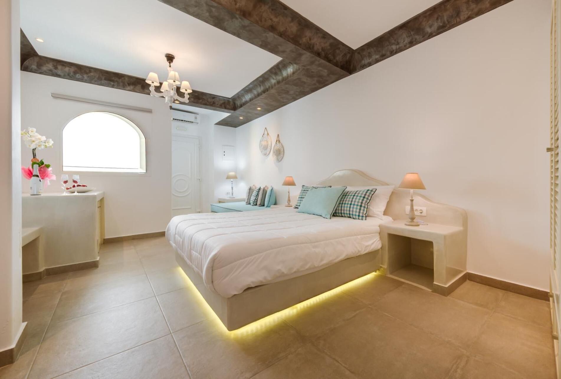 小型三人房, 热水浴缸 | 客房内保险箱、熨斗/熨板、免费 WiFi、床单