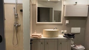 ヘアドライヤー、石鹸、トイレットペーパー