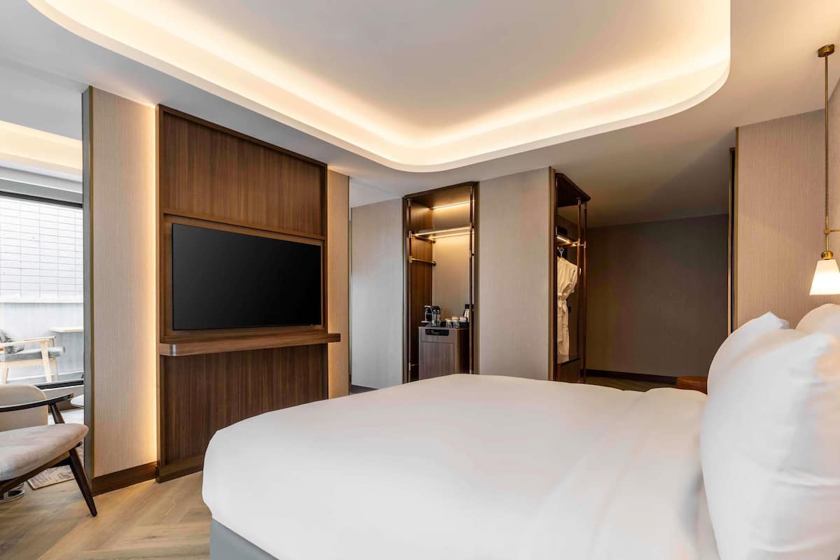 Executive Suite, 1 Double Bed | Free minibar items, in-room safe, blackout drapes, rollaway beds