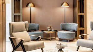 A modern living room with two armchairs, a coffee table, and a bookshelf. - Mövenpick Istanbul Old Town (Istanbul)