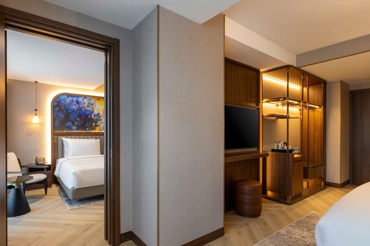 Habitación superior, varias camas | Minibar (con algunos artículos gratuitos), caja fuerte, cortinas opacas