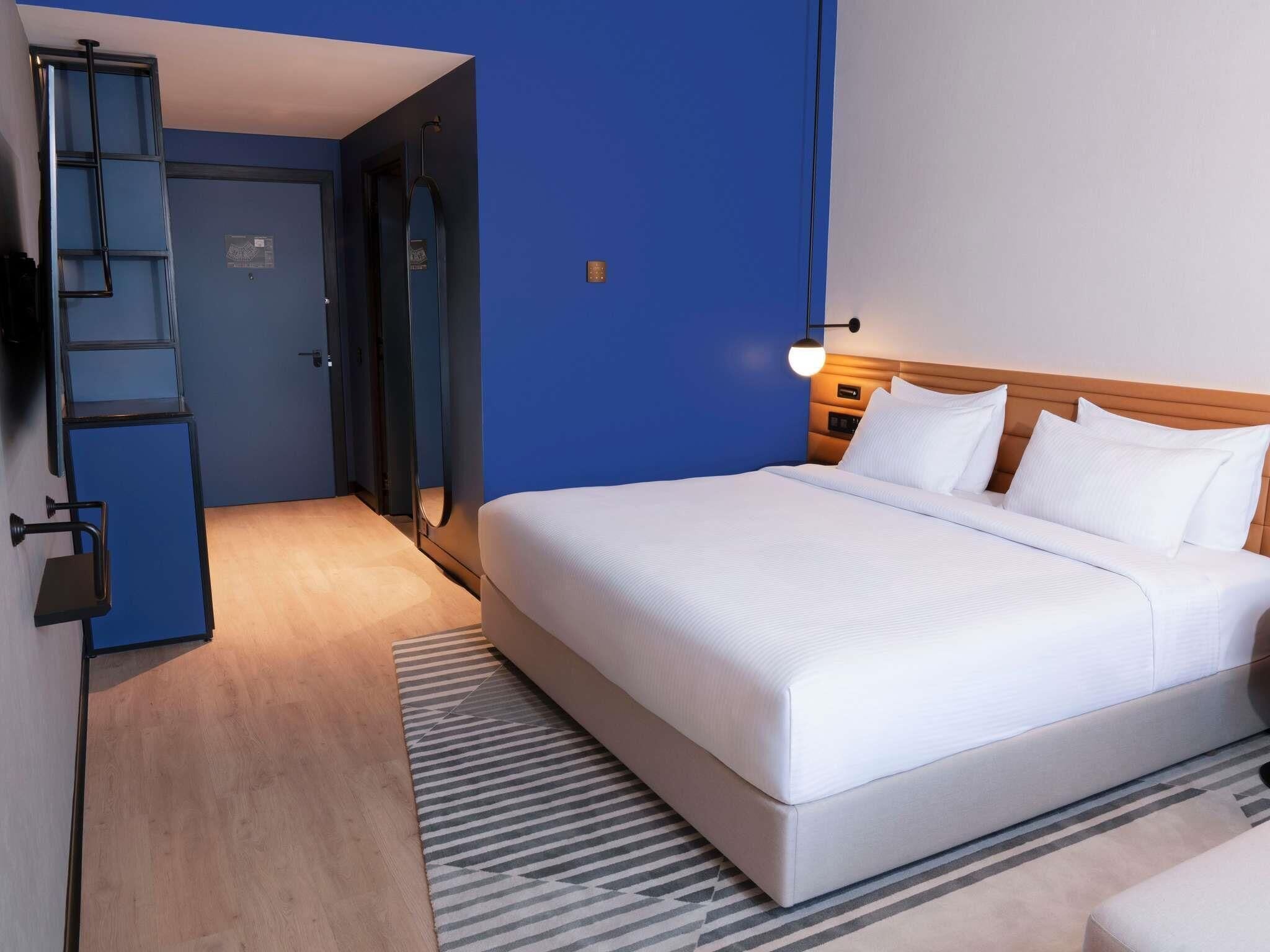 Deluxe Room, 1 Queen Bed, City View | Egyptian cotton sheets, premium bedding, down duvets, in-room safe