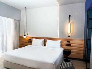 Egyptian cotton sheets, premium bedding, down comforters, in-room safe - Novotel Madinah (Madinah)