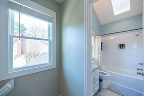 Een douche, een haardroger, handdoeken, zeep