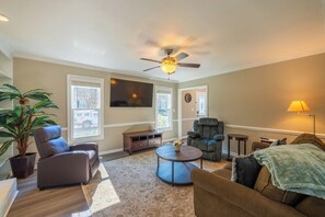 Unclassified image, 2 of 30, button - Spacious Raleigh 3BR Home with Patio Grill Pool Tennis and Pet Friendly Stay (Raleigh)