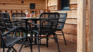 A wooden deck with a table and chairs. - Unique overnight stay for true 'lovebirds' in our treehouse! (Uden)