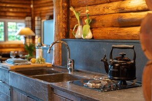 Fridge, microwave, oven, dishwasher - Unique stay in nature, Private outdoor hot tub, Characteristic Log Cabin (Uden)