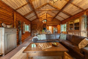 TV - Unique stay in nature, Private outdoor hot tub, Characteristic Log Cabin (Uden)