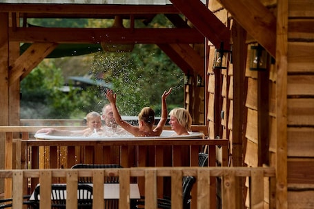 屋外スパ浴槽. Cozy overnight at 't Heydeveld with your own private outdoor hot tub!