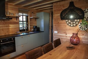Fridge, microwave, dishwasher, coffee/tea maker - Cozy overnight at 't Heydeveld with your own private outdoor hot tub! (Uden)