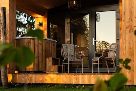 施設の敷地. Wellness in nature – relax together in a lodge just for the two of you.