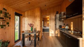 Kjøleskap, mikrobølgeovn, oppvaskmaskin og kaffetrakter/tekoker