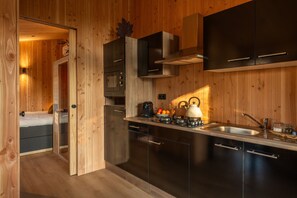 ثلاجة، ميكروويف، غسالة أطباق، ماكينة لصنع القهوة/الشاي