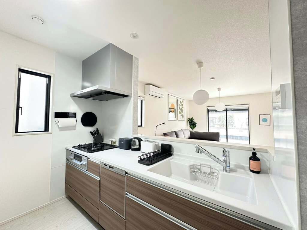 Fridge, microwave, stovetop, electric kettle