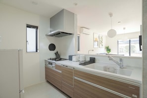 Jääkaappi, mikroaaltouuni, liesi, vedenkeitin