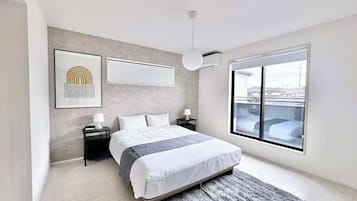 Escrivaninha, ferros/tábuas de passar roupa, Wi-Fi, roupa de cama